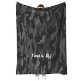 Familie_Aff_V_Blanket_Model_Mockup.png